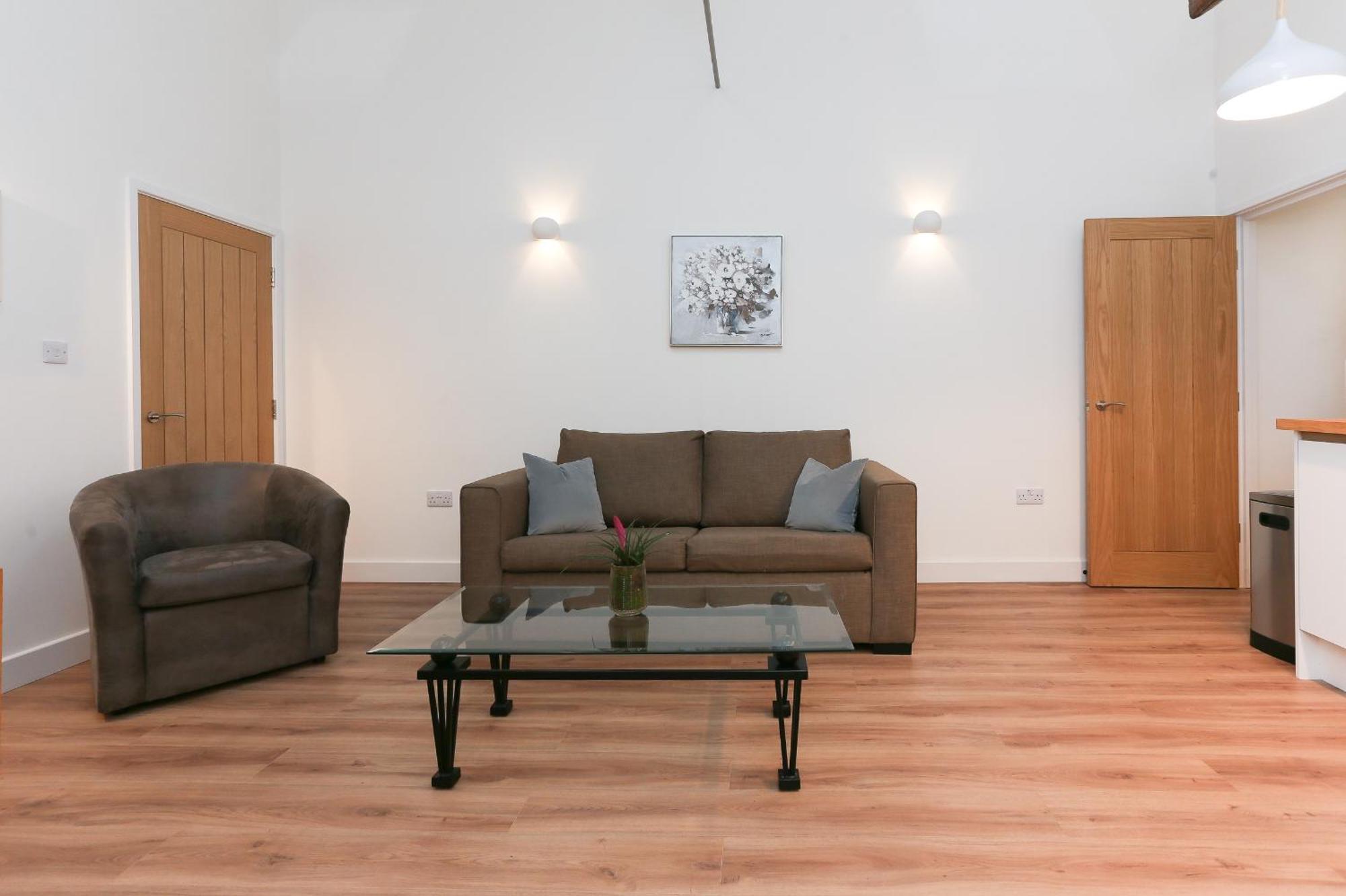 Strawberry Line, Apartment 2 ويلْزْ المظهر الخارجي الصورة