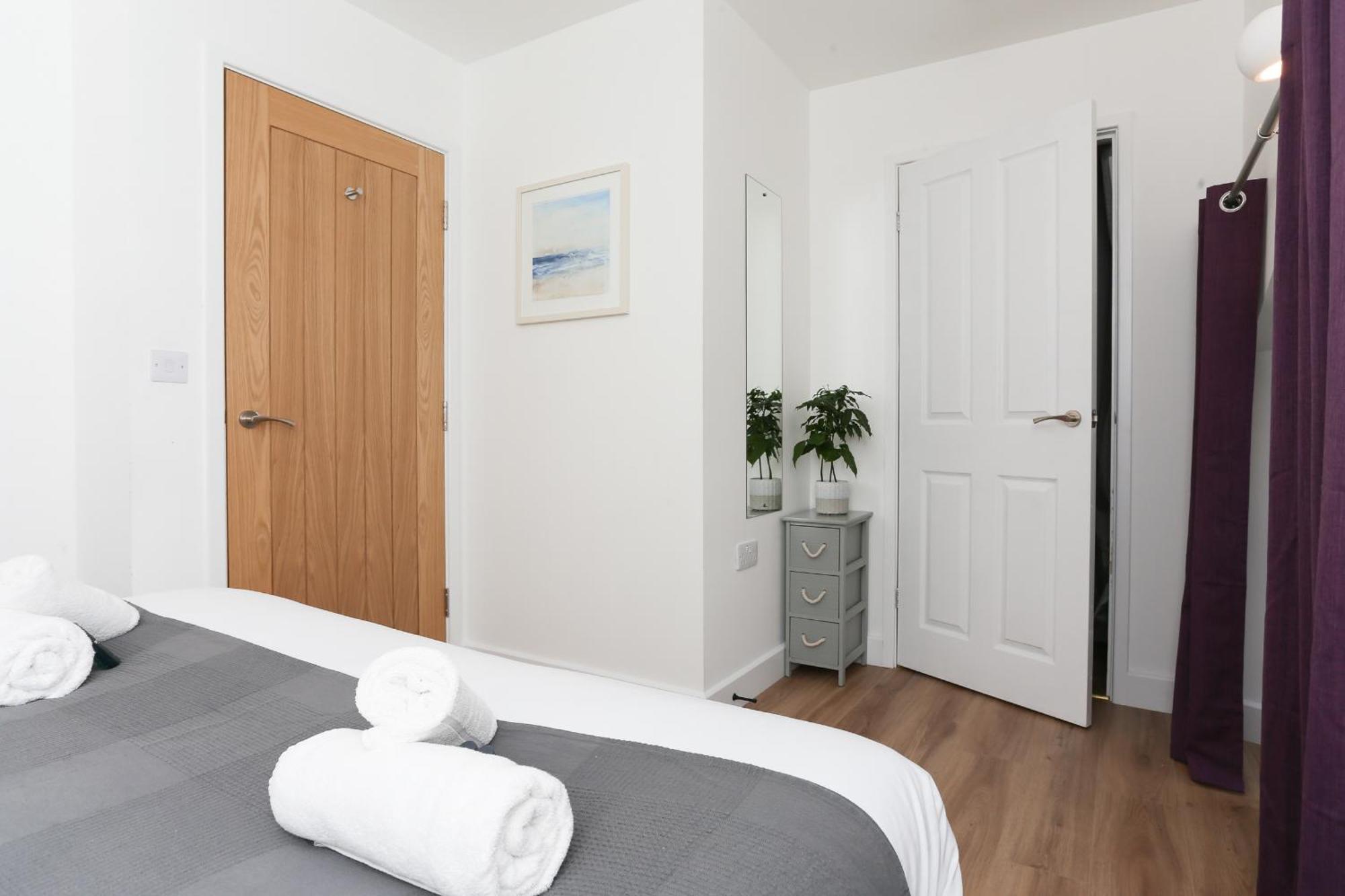 Strawberry Line, Apartment 2 ويلْزْ المظهر الخارجي الصورة