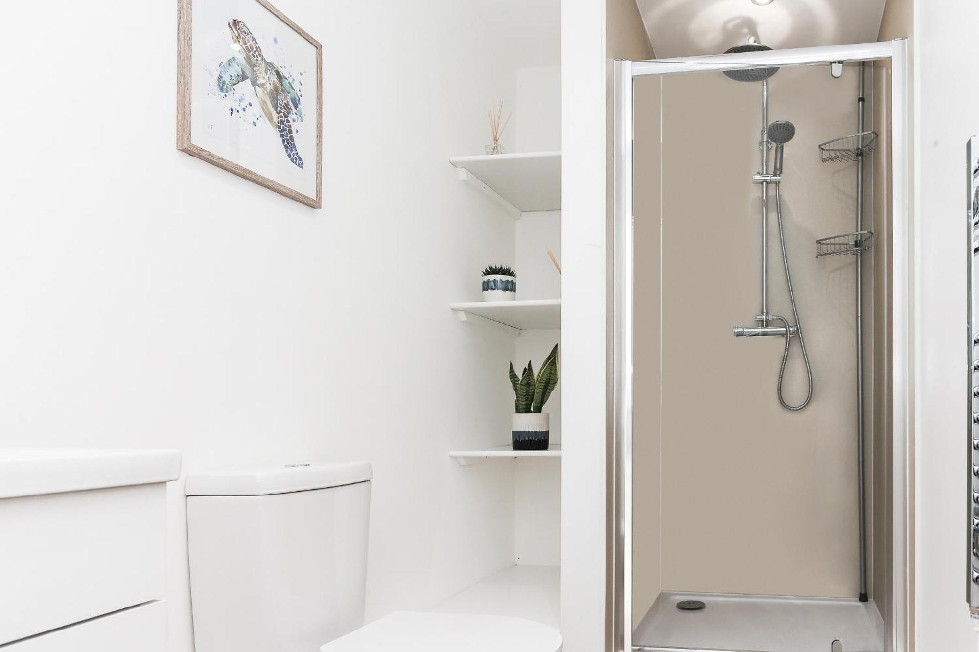 Strawberry Line, Apartment 2 ويلْزْ المظهر الخارجي الصورة
